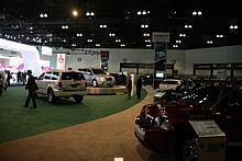 Dunkler Parkplatz statt Messestand: Chrysler auf der Los Angeles Autoshow. Foto: Auto-Reporter